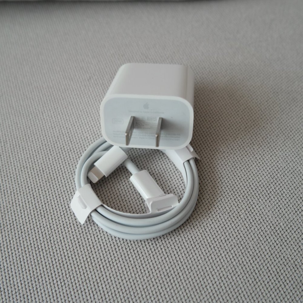 Authentic Apple Fast Charger 20W USB-C Power Adapter/USB-C Thunder bolt